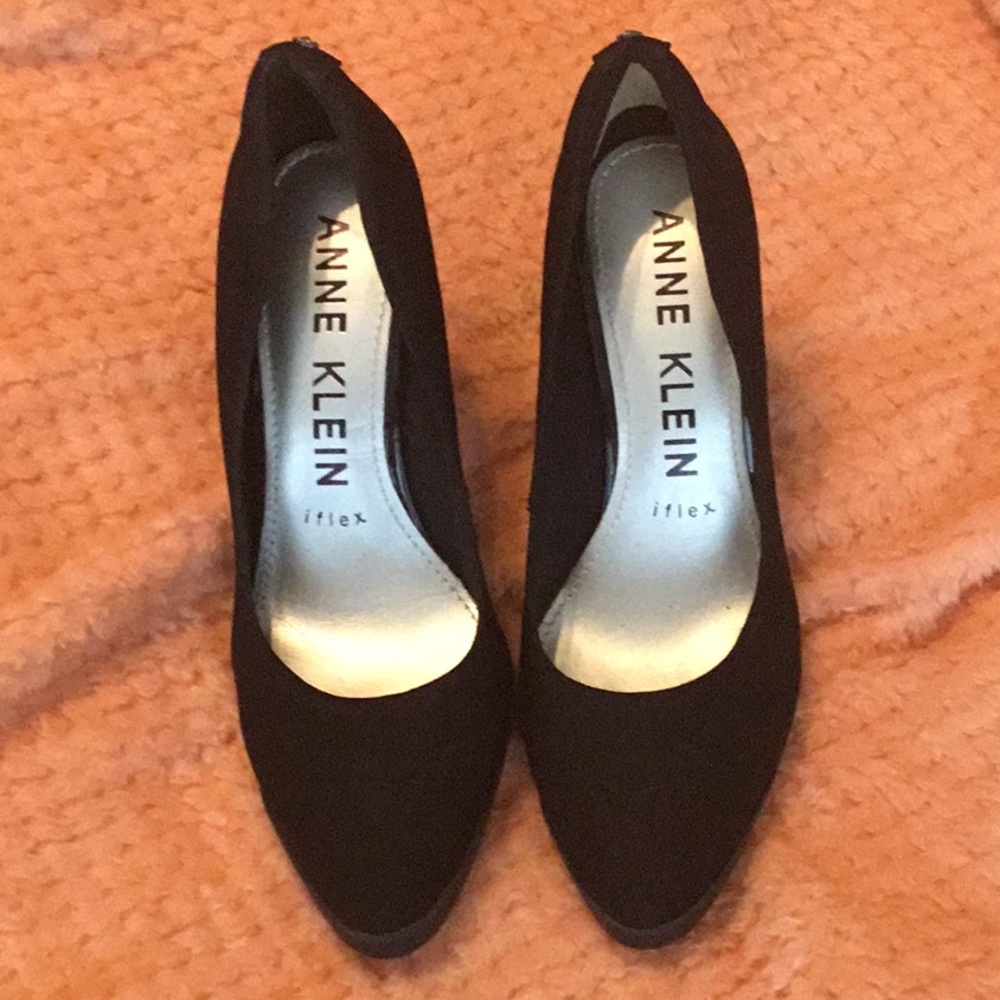 Anne Klein black pumps